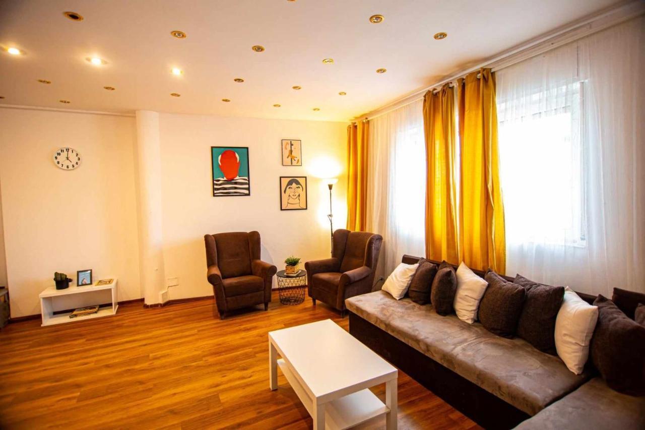 Apartment With Panoramic Terrace In City Center Bukares Bagian luar foto